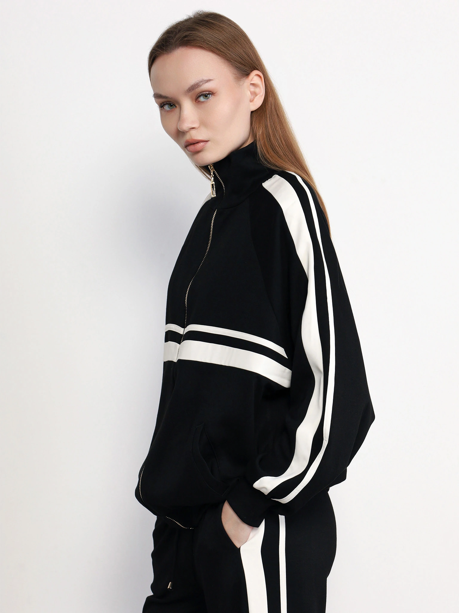 Куртка трикотажная черного цвета прямого кроя